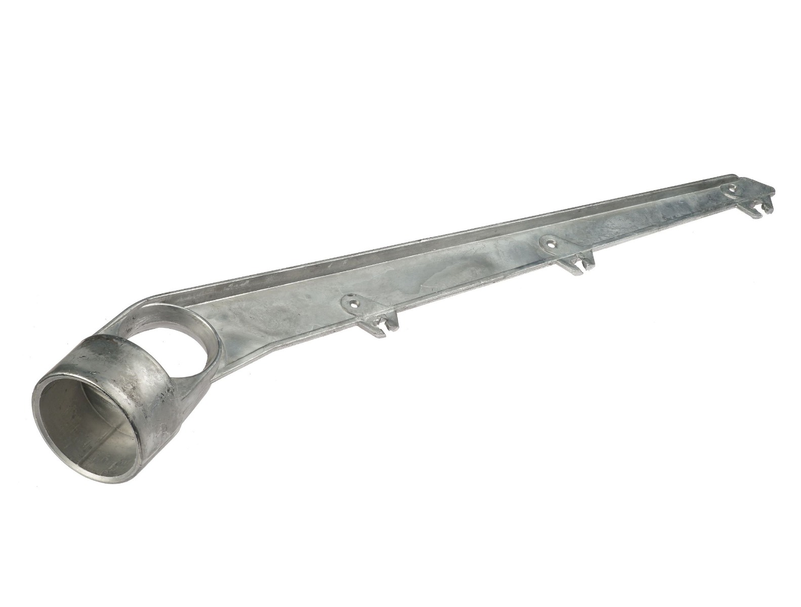Detailansicht Aluminium außenliegender Stacheldrahtbügel 60° für 3 Drähte, zur Montage auf Rundrohr 60 mm, erhältlich in Aluminium oder Grün.