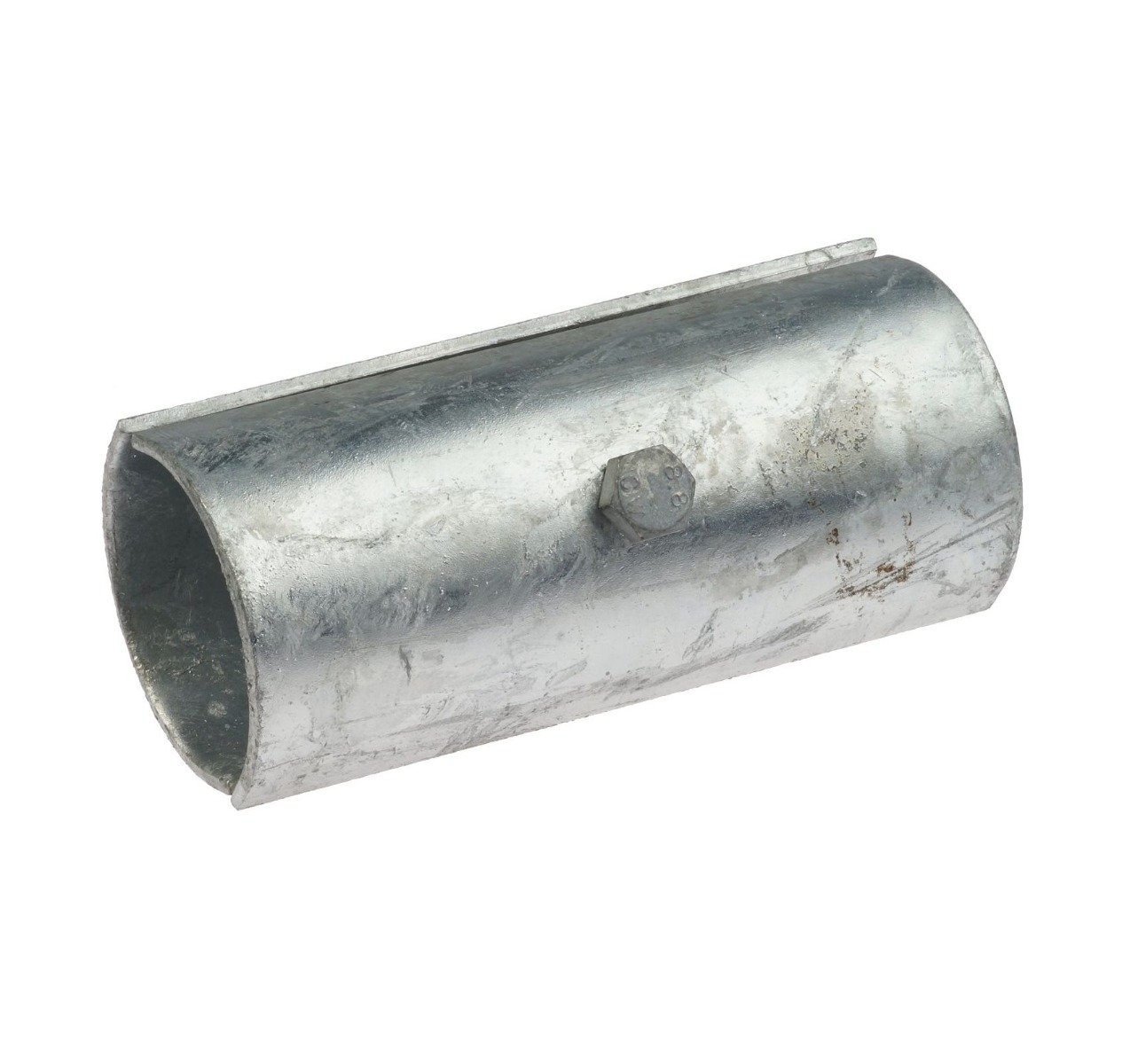 Eine feuerverzinkte, zweiteilige Stahlrohrkupplung mit zentraler Sechskantschraube zur stabilen Verbindung von Metallrohren vor weißem Hintergrund.