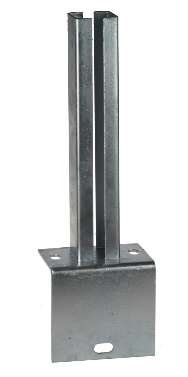 Feuerverzinkte L-Fußplatte für 60 × 60 mm Kastenprofil mit angeschweißter 2 mm Hülse und vier Befestigungslöchern. Geeignet für Betonränder oder Wandmontage.