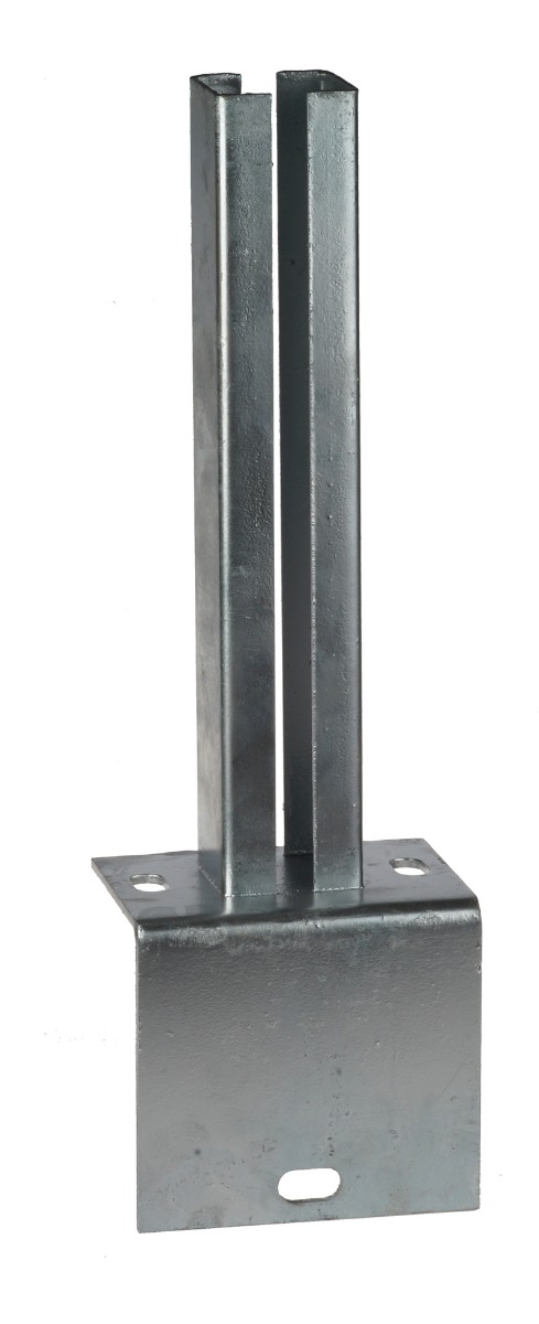 Feuerverzinkte Stahl-Fußplatte in L-Ausführung für 60 × 40 mm Kastenprofil mit zwei Befestigungslöchern und einer aufrechten Führung. Zur Montage an Wänden oder Kanten im Zaunbau, an Toren oder in industriellen Stahlkonstruktionen.