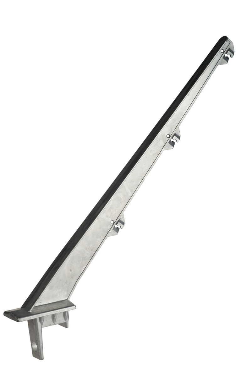 Ein schräger Aluminium-Stacheldrahtarm im 45-Grad-Winkel mit Halterungen für drei Drähte, passend für Zaunpfosten mit 40x60mm Profil.