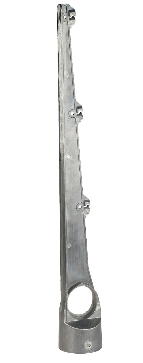 Ein gerader Stacheldrahtarm aus Aluminium mit Halterungen für drei Drähte zur Montage auf runden Zaunpfosten vor weißem Hintergrund.