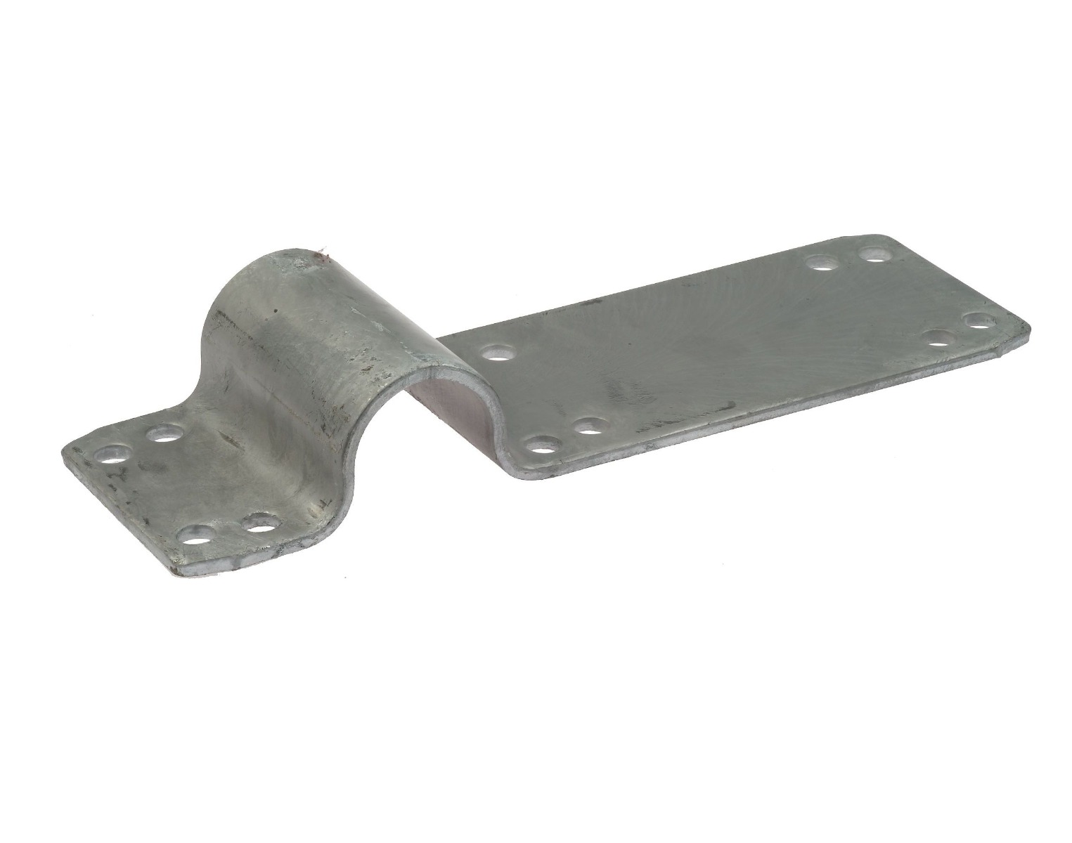 Eine feuerverzinkte Metall-Bügelklemme mit einseitig verlängerter Lippe und mehreren vorgebohrten Löchern für eine stabile Wand- oder Bodenbefestigung.