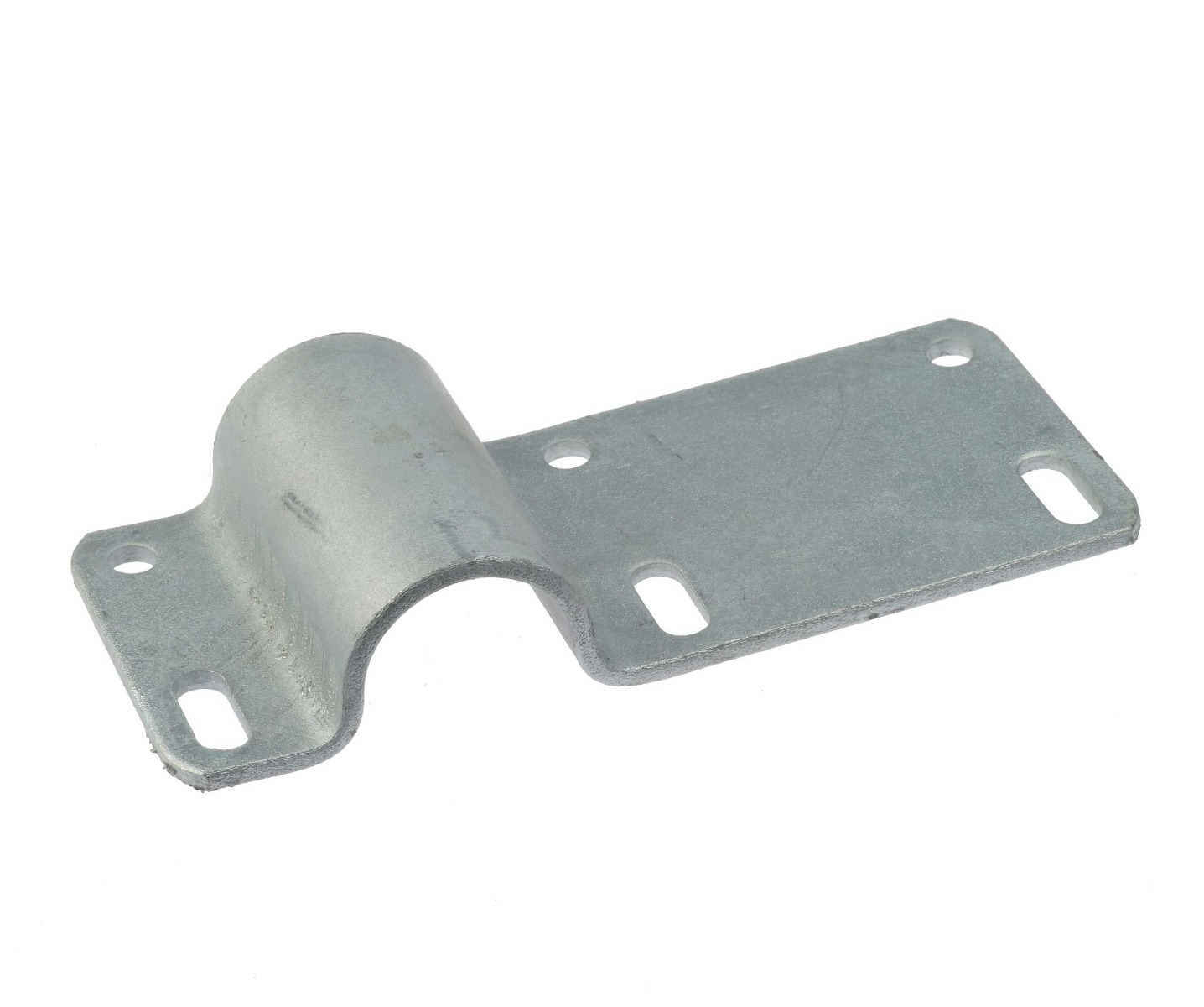 Eine feuerverzinkte Metall-Bügelklemme mit einer verlängerten Lippe und mehreren vorgestanzten Befestigungslöchern für eine einfache Montage an Oberflächen.