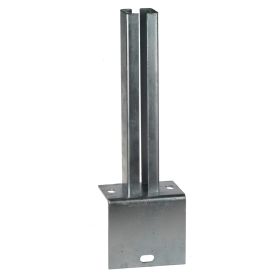 Feuerverzinkte L-Fußplatte für 60 × 60 mm Kastenprofil mit angeschweißter 2 mm Hülse und vier Befestigungslöchern. Geeignet für Betonränder oder Wandmontage.
