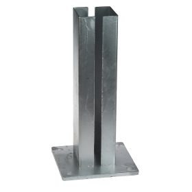 Feuerverzinkte Fußplatte für 80 × 80 mm Kastenprofil mit 150 × 150 mm Grundplatte, 8 mm stark, geschweißter Adapter mit 2 mm Wandstärke. Für feste Betonmontage im Außenbereich.