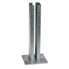 Feuerverzinkte Fußplatte für 60 × 60 mm Kastenprofil, 120 × 120 mm Stahlplatte, 6 mm dick, mit aufrechter Führung (2 mm Wandstärke). Für feste Betonmontage bei Tor- oder Zaunanlagen.