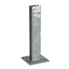 Feuerverzinkte Stahl-Fußplatte für 60 × 40 mm Kastenprofil mit vier Befestigungslöchern. Für Beton, Stein oder Stahl geeignet. Verwendbar im Zaunbau, bei Torpfosten, Außenanlagen und industriellen Konstruktionen. Auch in RAL-Farben erhältlich.