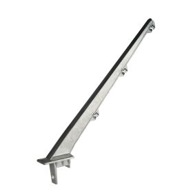 Detailansicht Aluminium innenliegender Stacheldrahtbügel 45° für 3 Drähte, zur Montage in 40x60 mm Profilpfosten bei Industriezaun.