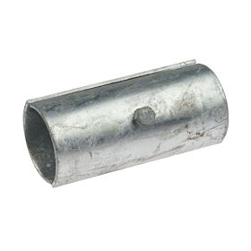 Eine feuerverzinkte, zweiteilige Stahlrohrkupplung mit zentraler Sechskantschraube zur stabilen Verbindung von Metallrohren vor weißem Hintergrund.