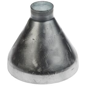 Eine feuerverzinkte, kegelförmige Metallkappe dient als schützende Abdeckung für die Oberseite von Pfosten oder industriellen Rohren.