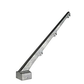 Ein silberner Stacheldrahtarm aus Aluminium im 45-Grad-Winkel mit Halterungen für drei Stacheldrähte auf weißem Hintergrund.