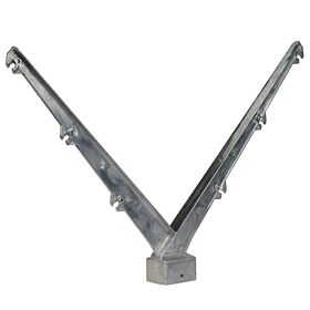 Silberner V-förmiger Stacheldrahtausleger aus Aluminium mit 45 Grad Neigung und sechs Kerben für die Montage auf Zaunpfosten.