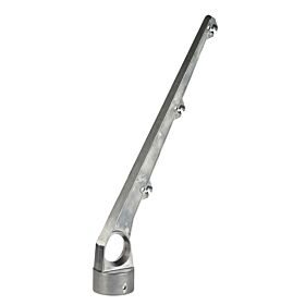 Ein silberner Aluminium-Stacheldrahtausleger mit drei Halterungen für Spanndrähte, geneigt im 60 Grad Winkel zur Montage auf 60 mm Zaunpfosten.