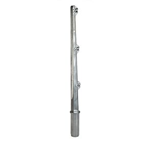 Ein vertikaler Aluminium-Stacheldrahtarm mit drei Haltepunkten für Drähte, passend für ein Zaunrohr mit 42mm Durchmesser auf weißem Hintergrund.