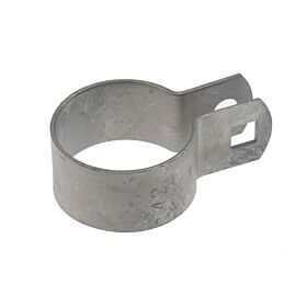 Eine feuerverzinkte Endschelle aus Metall für runde Zaunpfosten mit einer Befestigungslasche und quadratischer Lochung auf weißem Hintergrund.