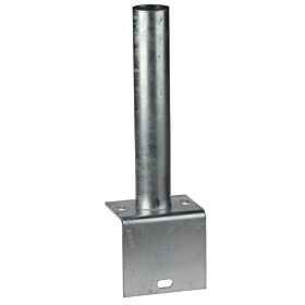 Eine feuerverzinkte Fußplatte in L-Ausführung mit einem senkrechten Rohr für 60mm Durchmesser auf einer stabilen Montageplatte aus Metall.
