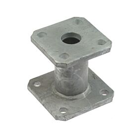 Ein robuster, feuerverzinkter Abstandhalter mit zwei quadratischen Flanschplatten und vier Bohrungen für sichere Verschraubungen in Industrie und Handwerk.