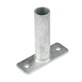 Ein feuerverzinkter Rohrwandhalter zum Einstecken mit einer stabilen Grundplatte und zwei vorgebohrten Löchern für eine sichere Wandmontage.