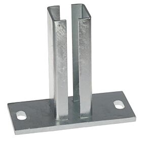 Feuerverzinkte Fußplatte in kurzer Ausführung für Kastenprofile 60x40 mm mit zwei Langlöchern zur stabilen Bodenmontage im Außenbereich.