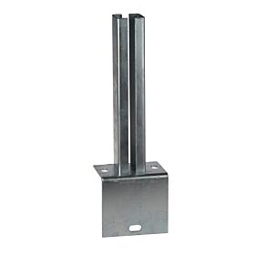 Feuerverzinkte Fußplatte in L-Ausführung zur stabilen Befestigung von Kastenprofilen 60x40 mm mit vorgebohrten Löchern für die Bodenmontage.