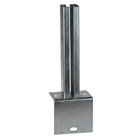 Feuerverzinkte Fußplatte in L-Ausführung für 60x60 mm Kastenprofile zur stabilen Befestigung von Pfosten im Außenbereich.