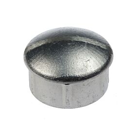 Nahaufnahme einer silberfarbenen, runden Einpress-Pfostenkappe aus Aluminium für Rohre mit 60mm Durchmesser vor weißem Hintergrund.
