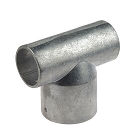 Ein T-Verbinder aus glänzendem Aluminium zur stabilen Verbindung von zwei Rohren im rechten Winkel auf weißem Hintergrund.
