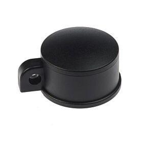 Eine schwarze Kunststoff-Pfostenkappe für Rundpfosten mit integrierter Spannöse für Zäune, freigestellt auf einem schlichten weißen Hintergrund.