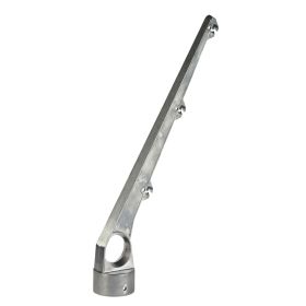 Detailansicht Aluminium außenliegender Stacheldrahtbügel 60° für 3 Drähte, zur Montage auf Rundrohr 60 mm, erhältlich in Aluminium oder Grün.