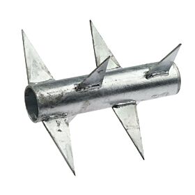 Ein feuerverzinktes Stahlrohr mit scharfen, dreieckigen Spitzen als mechanischer Übersteigschutz für Zäune oder Mauern, Länge 230 mm.