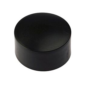 Eine runde, schwarze Pfostenkappe aus Kunststoff für die Außenmontage auf Rohren mit 42mm bis 60mm Durchmesser.