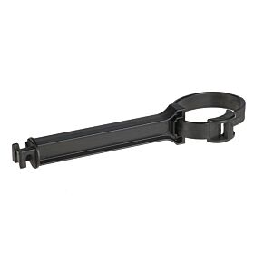 Diese Abbildung zeigt eine schwarze Kunststoff-Klemmleiste mit einem Clip-Mechanismus zur sicheren Befestigung von Rohren oder Leisten.