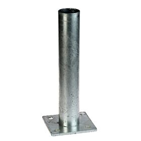 Eine feuerverzinkte Fußplatte für 60mm Rohre mit einer quadratischen Basis und vier vorgebohrten Löchern zur stabilen Befestigung auf ebenem Untergrund.