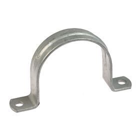 Eine bogenförmige Rohrschelle aus verzinktem Metall mit zwei Löchern an den Seiten zur stabilen Wandmontage von Leitungen und Rohren.