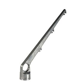 Ein silberner Stacheldrahthalter aus Aluminium mit einer 45 Grad Abwinkelung und drei Halterungen für Stacheldraht auf weißem Hintergrund.