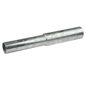 Ein feuerverzinktes Standrohr aus Metall mit zwei unterschiedlichen Durchmessern für die Verlängerung von Pfosten oder Rohren.