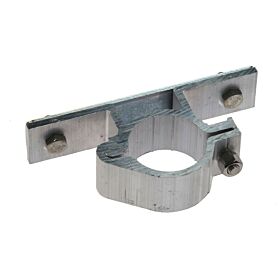Silberner Verkehrsschildhalter aus Aluminium mit einer 48 mm Rohrschelle und einer 120 mm langen Befestigungsplatte inklusive Schrauben.