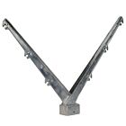 Detail doppelter Aluminium Stacheldrahtarm 45° für 2 x 3 Drähte, korrosionsbeständiger V-Arm für Perimeter- und Gewerbeanlagen.