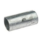 Eine feuerverzinkte, zweiteilige Stahlrohrkupplung mit zentraler Sechskantschraube zur stabilen Verbindung von Metallrohren vor weißem Hintergrund.