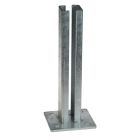 Feuerverzinkte Fußplatte für 60 × 60 mm Kastenprofil, 120 × 120 mm Stahlplatte, 6 mm dick, mit aufrechter Führung (2 mm Wandstärke). Für feste Betonmontage bei Tor- oder Zaunanlagen.