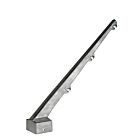 Ein silberner Stacheldrahtarm aus Aluminium im 45-Grad-Winkel mit Halterungen für drei Stacheldrähte auf weißem Hintergrund.