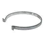 Ein schmaler, ringförmiger Eimerhalter aus feuerverzinktem Metall mit offenen, hakenartigen Enden für eine sichere Befestigung im Außenbereich.