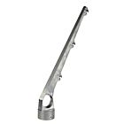Ein silberner Aluminium-Stacheldrahtausleger mit drei Halterungen für Spanndrähte, geneigt im 60 Grad Winkel zur Montage auf 60 mm Zaunpfosten.
