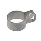 Eine feuerverzinkte Endschelle aus Metall für runde Zaunpfosten mit einer Befestigungslasche und quadratischer Lochung auf weißem Hintergrund.