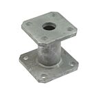 Ein robuster, feuerverzinkter Abstandhalter mit zwei quadratischen Flanschplatten und vier Bohrungen für sichere Verschraubungen in Industrie und Handwerk.