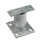 Ein robuster, feuerverzinkter Abstandhalter aus Stahl mit Montageplatten zur stabilen Befestigung von Rohren auf verschiedenen Untergründen.