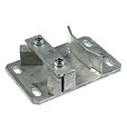 Ein feuerverzinkter Schnellverschluss aus Metall mit einer stabilen Grundplatte, vier Befestigungslöchern und zwei Sicherungsschrauben für industrielle Anwendungen.