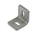 Ein feuerverzinkter L-Winkel aus Metall mit zwei Langlöchern zur stabilen Befestigung von Zaunelementen an einer Wand oder Mauer.