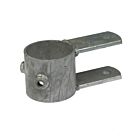 Eine feuerverzinkte Fressgitterbefestigung aus Metall für ein Drehteil mit einer runden Rohrschelle und zwei parallelen Montageplatten.